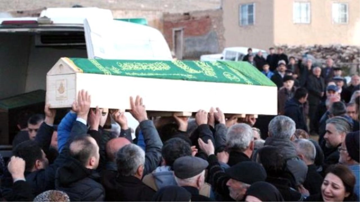 Ankara\'da Bombalı Saldırıda Ölen Gazeteci Gülşen Yıldız İçin Elbistan\'da Yas (2)