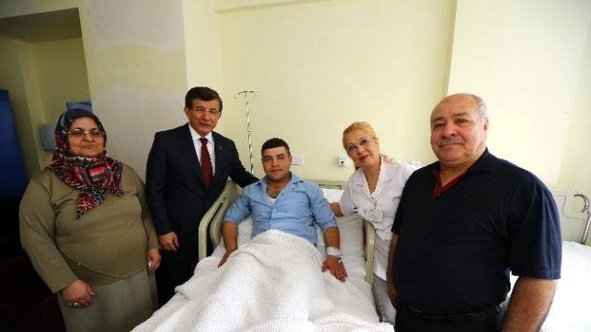 Başbakan Davutoğlu, GATA\'daki Yaralıları Ziyaret Etti