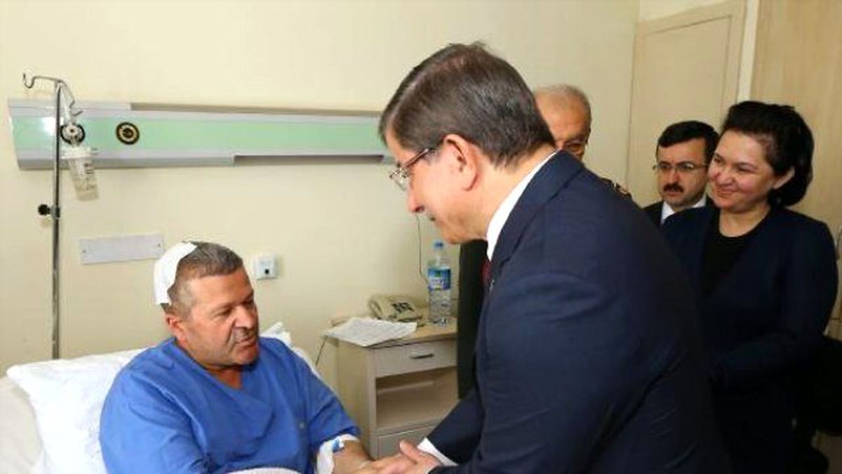 Başbakan Davutoğlu, Saldırıda Yaralananları GATA\'da Ziyaret Etti