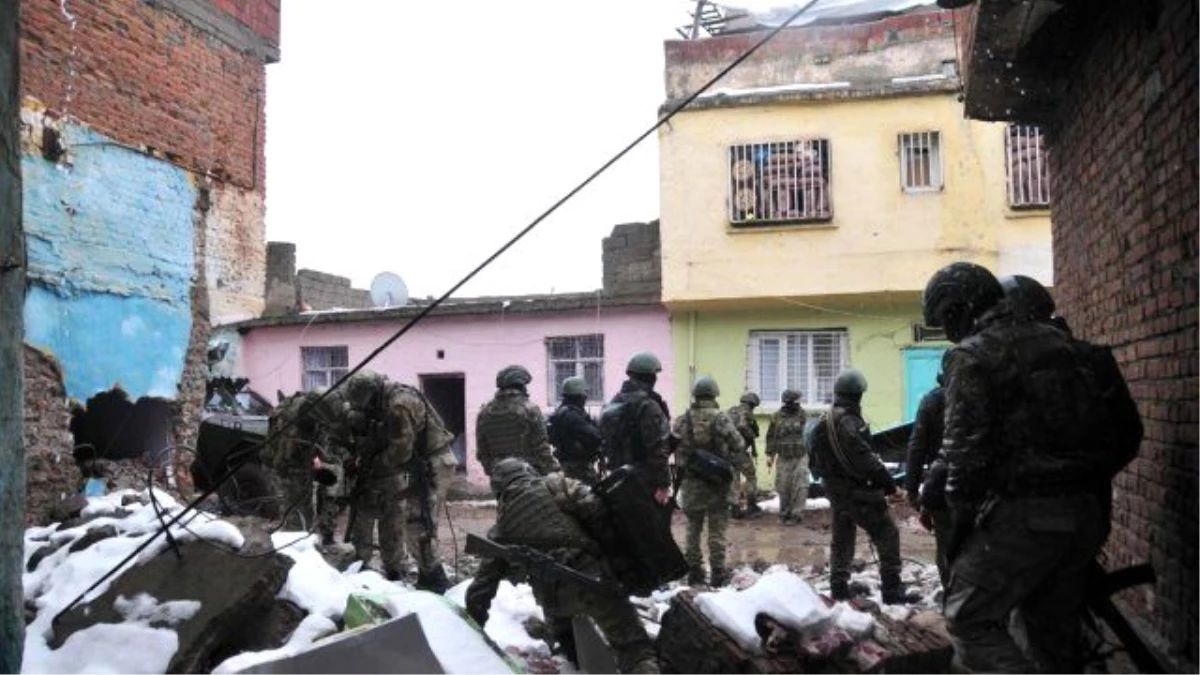Diyarbakır\'da Askeri Aracın Geçisi Sırasında Patlama: 6 Asker Şehit