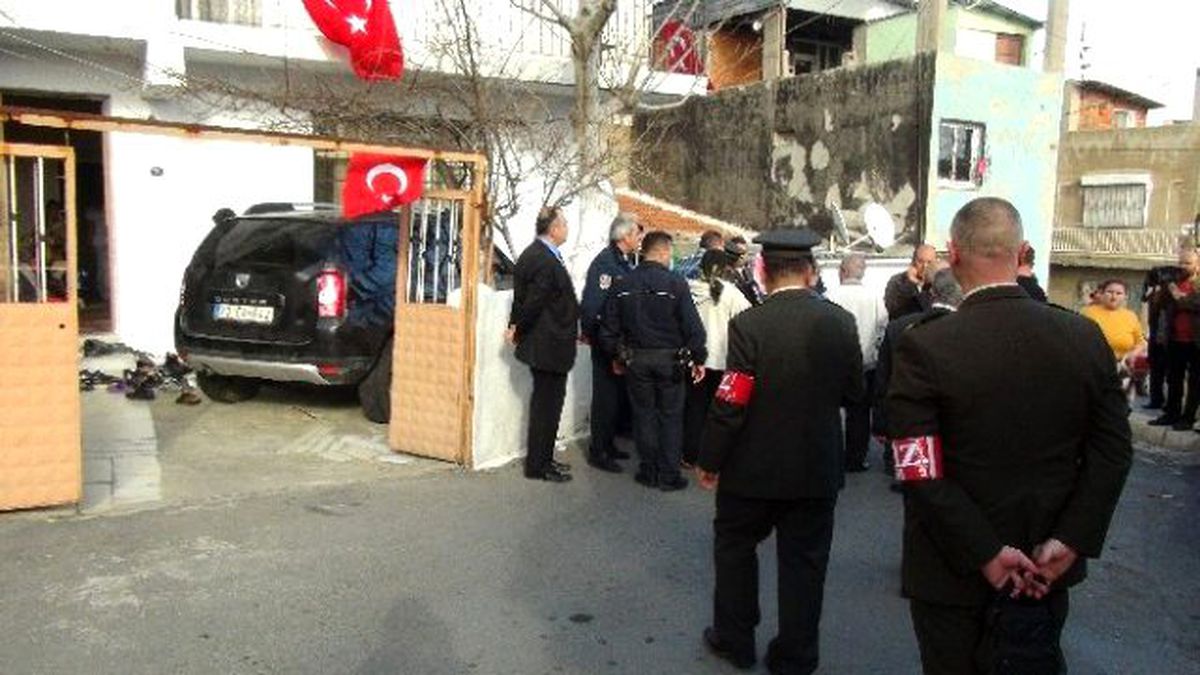 Diyarbakır\'dan İzmir\'e İki Şehit Ateşi Düştü