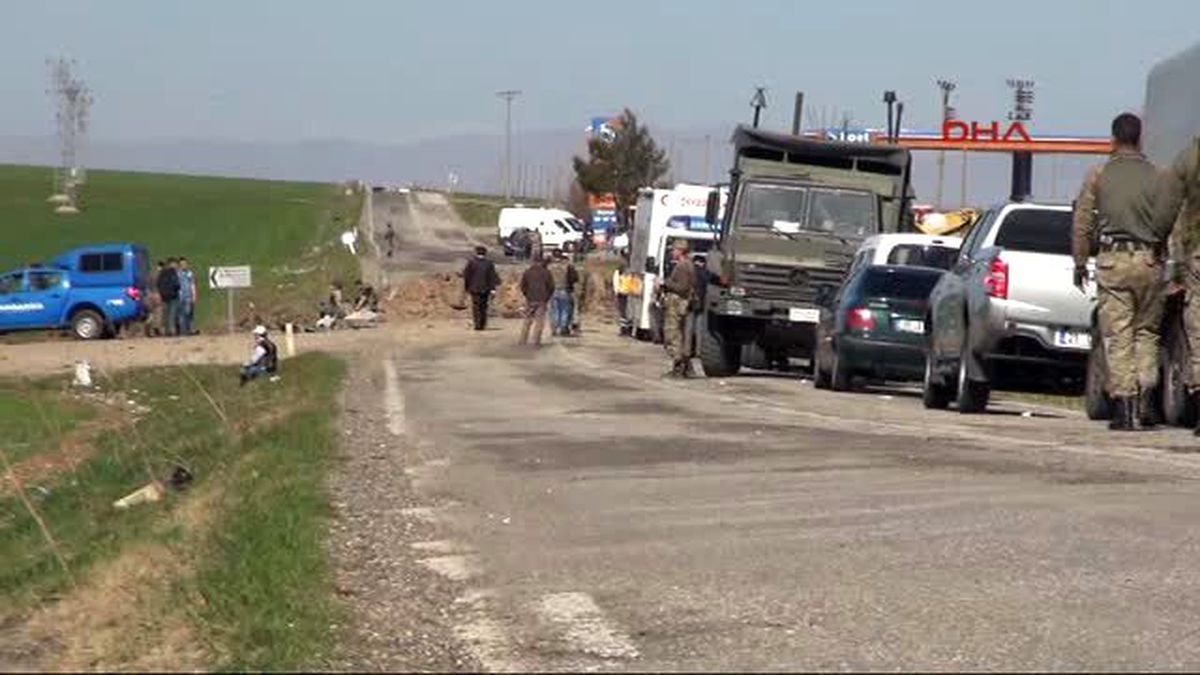 Diyarbakır - Lice\'de PKK\'dan Askeri Araca Bombalı Saldırı: 6 Şehit