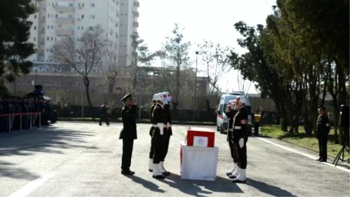 Diyarbakır Sur\'da Şehit Olan Astsubay Törenle Uğurlandı