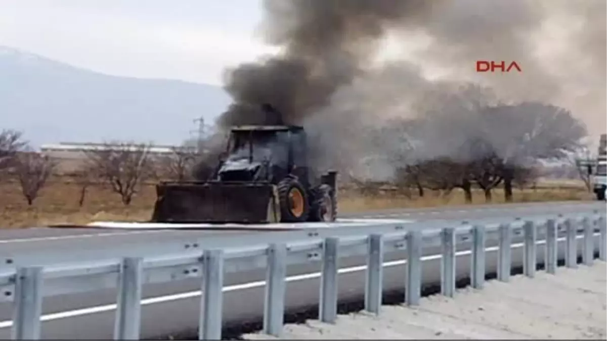 Karaman İş Makınası Yandı, Karayolu Ulaşıma Kapandı
