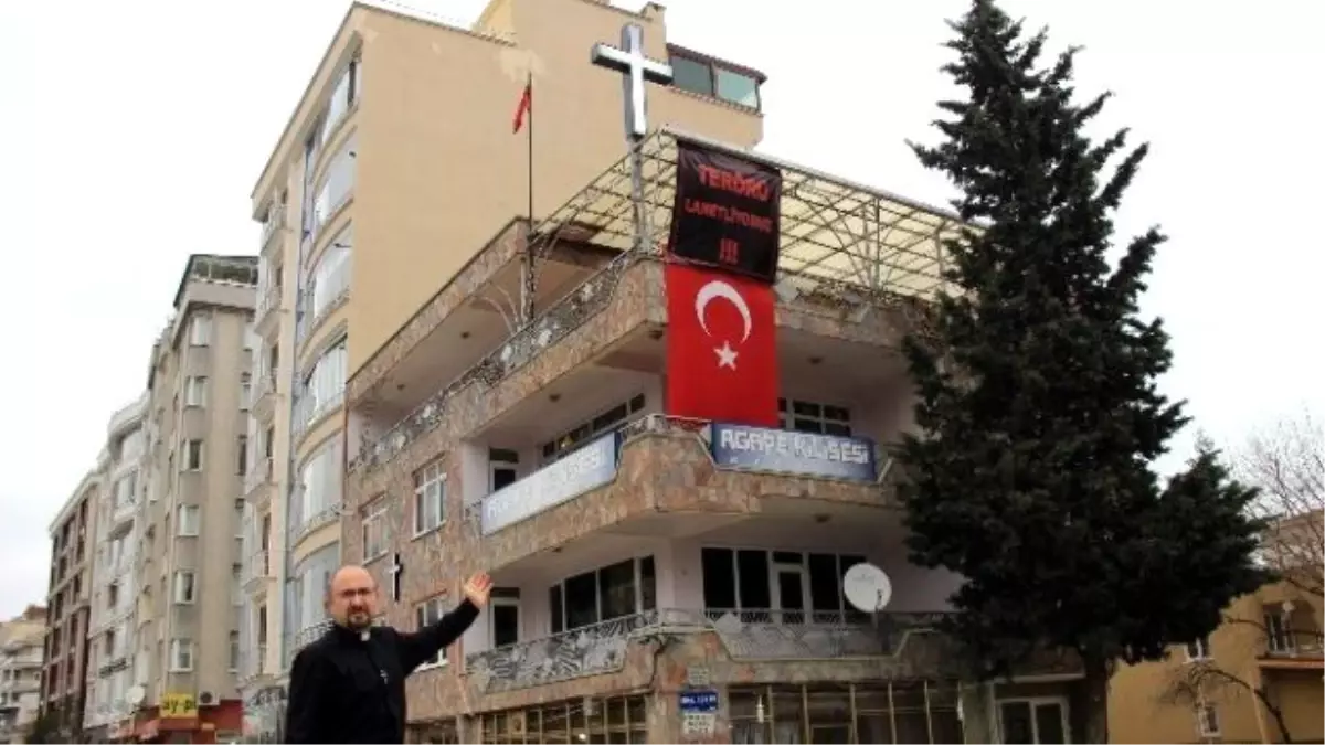 Kilise Pastörü, Terörü Türk Bayrağı ve Pankartla Lanetledi