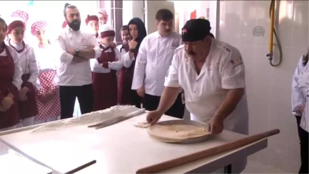 Öğrencilere Uygulamalı Baklava Eğitimi