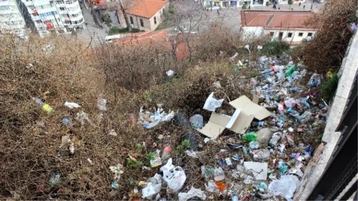 Osman Gazi Türbesinin Yakınları, Ayyaşların Mekanı Oldu!