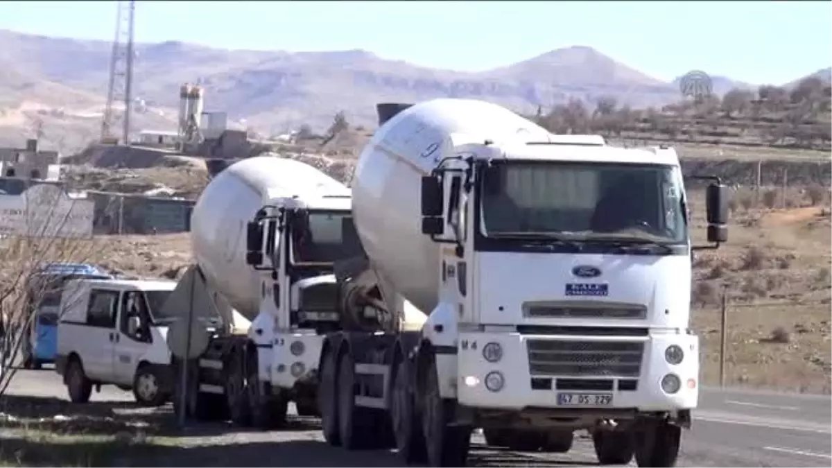 Otomobille Beton Mikseri Çarpıştı: 1 Polis Yaralı