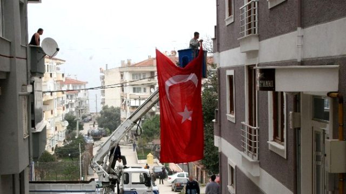 Şehidin Mahallesi Türk Bayraklarıyla Donatıldı