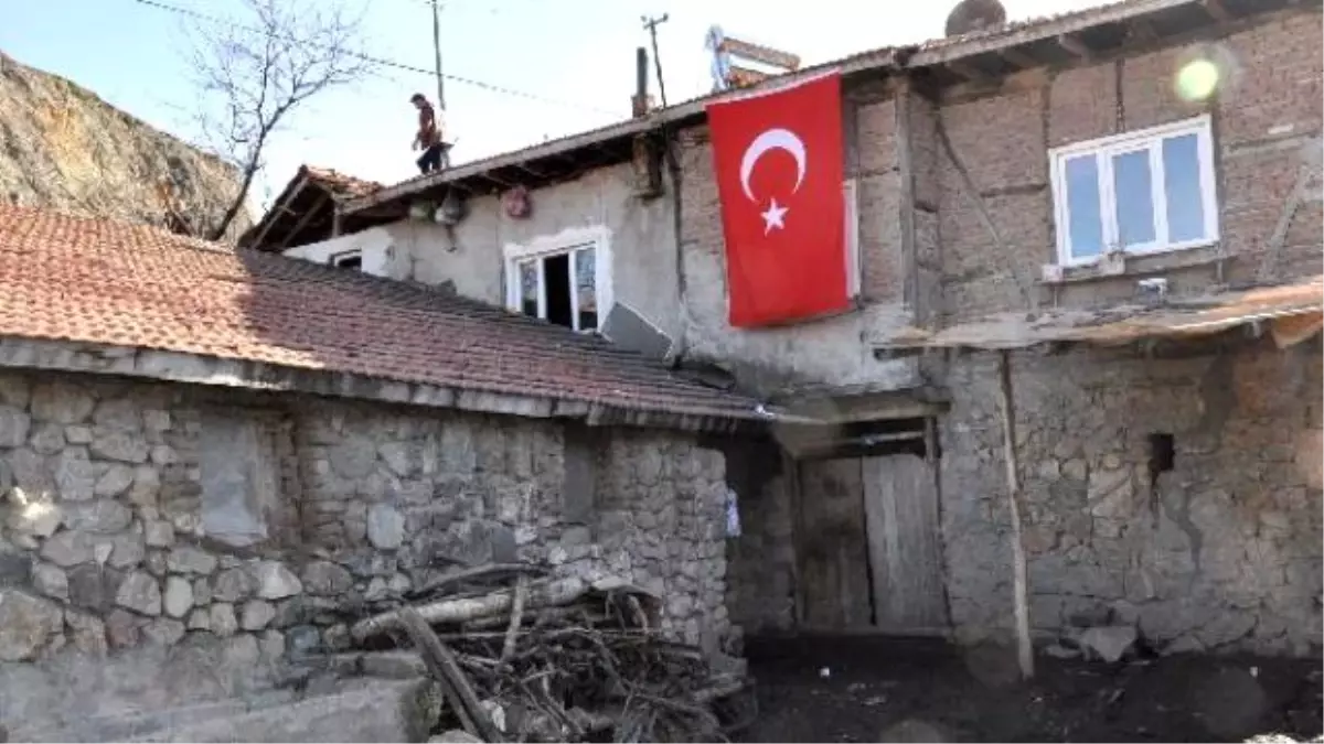 Şehit Recep Bodur\'un Amasya\'daki Baba Evinde Hüzün