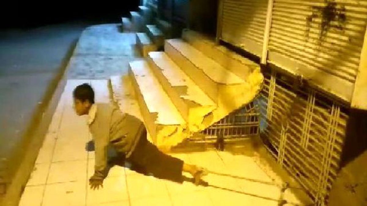 Siverek\'te Engelli Çocuk İple Demire Bağlandı