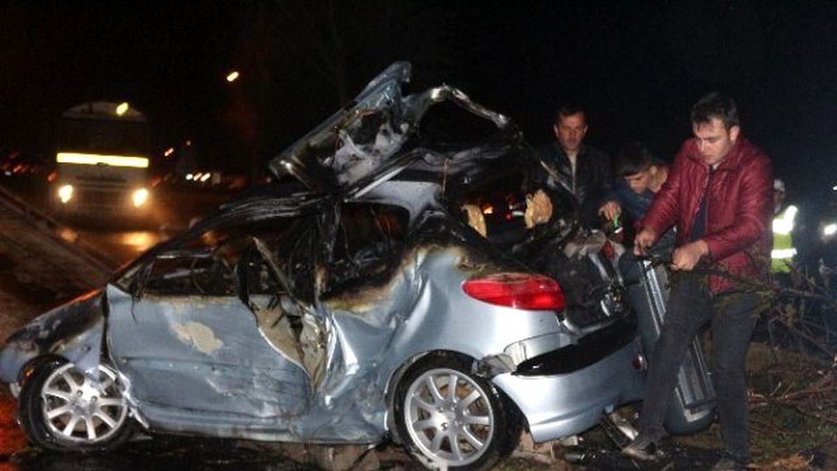 Takla Atan Otomobil Alev Aldı: 3 Yaralı
