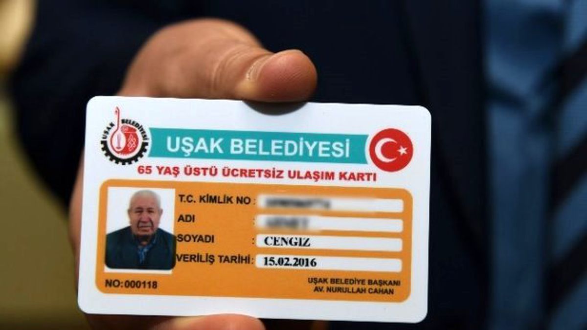 Uşak\'ta 65 Yaş Üzeri Ücretsiz Ulaşım İçin İlk Kartlar Dağıtıldı