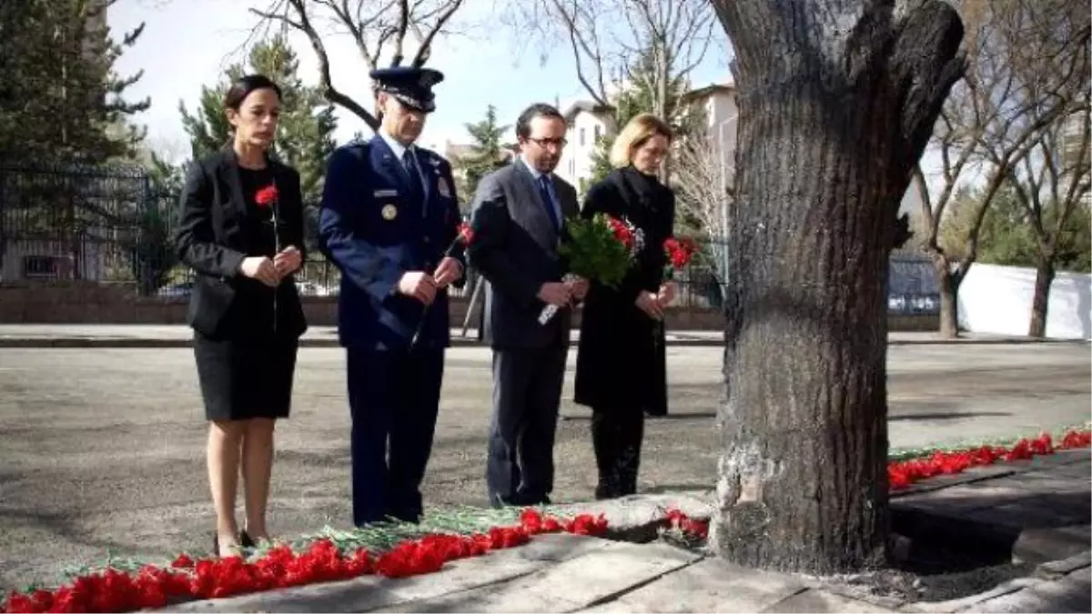 ABD Büyükelçisi Bass, Ankara Saldırısının Gerçekleştiği Alana Karanfil Bıraktı