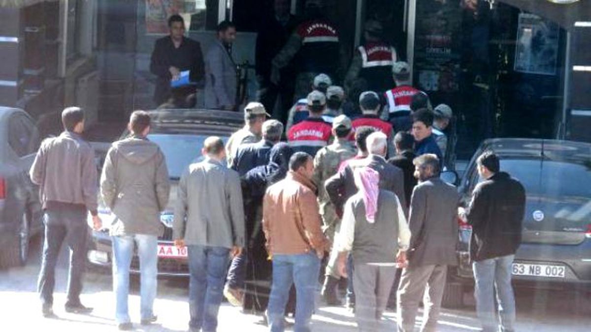 Akçakale\'de Ahırda 4 Tabanca ve Tüfek Ele Geçti: 4 Gözaltı