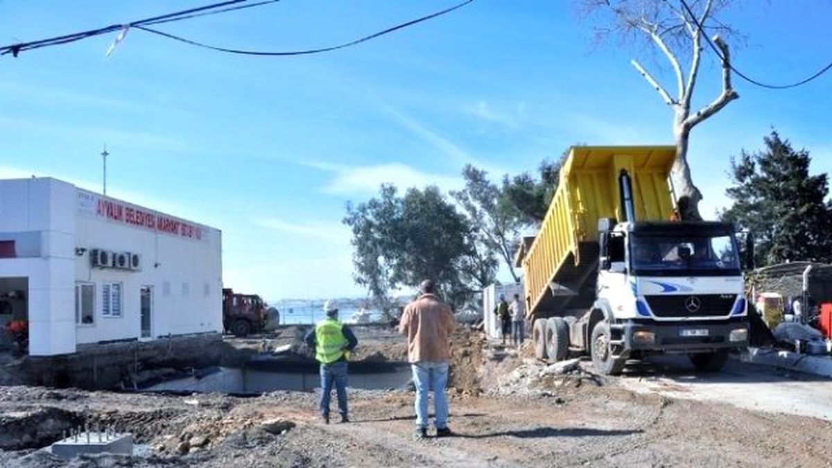 Ayvalık Belediyesi Akaryakıt İstasyonunda Çalışmalar Tam Gaz