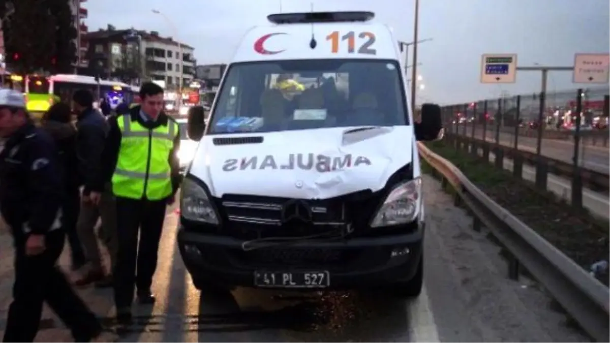 Bariyerlerin Üstünden Atlayan Kadına Ambulans Çarptı