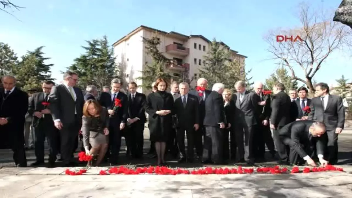 Bazı Ülkelerin Ankara Büyükelçileri, Saldırının Gerçekleştiği Alana Karanfil Bıraktı