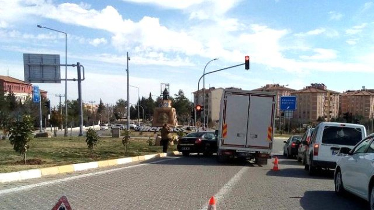Besni\'de Beton Mikseri Otomobile Çarptı