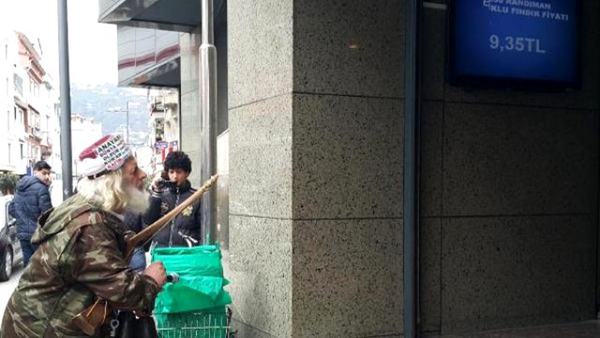 Borsanın Önünde Fındık Fiyatını Protesto İçin Benzinle Fındık Yaktı