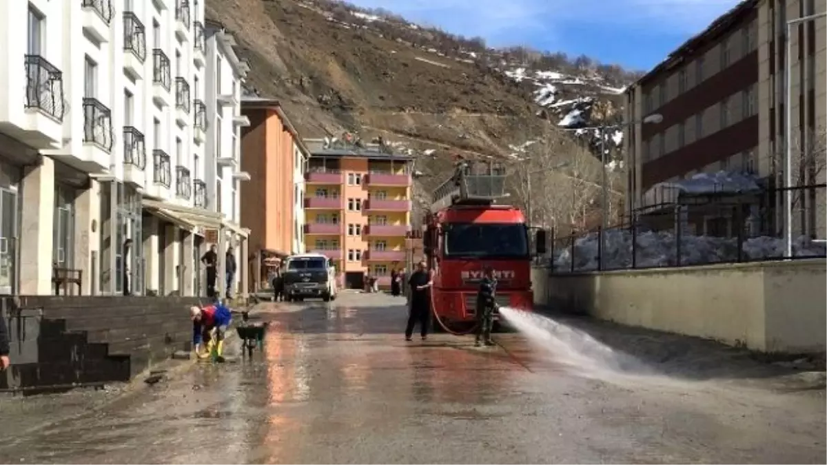 Çatak Belediyesi Kaldırım ve Caddeleri Yıkadı