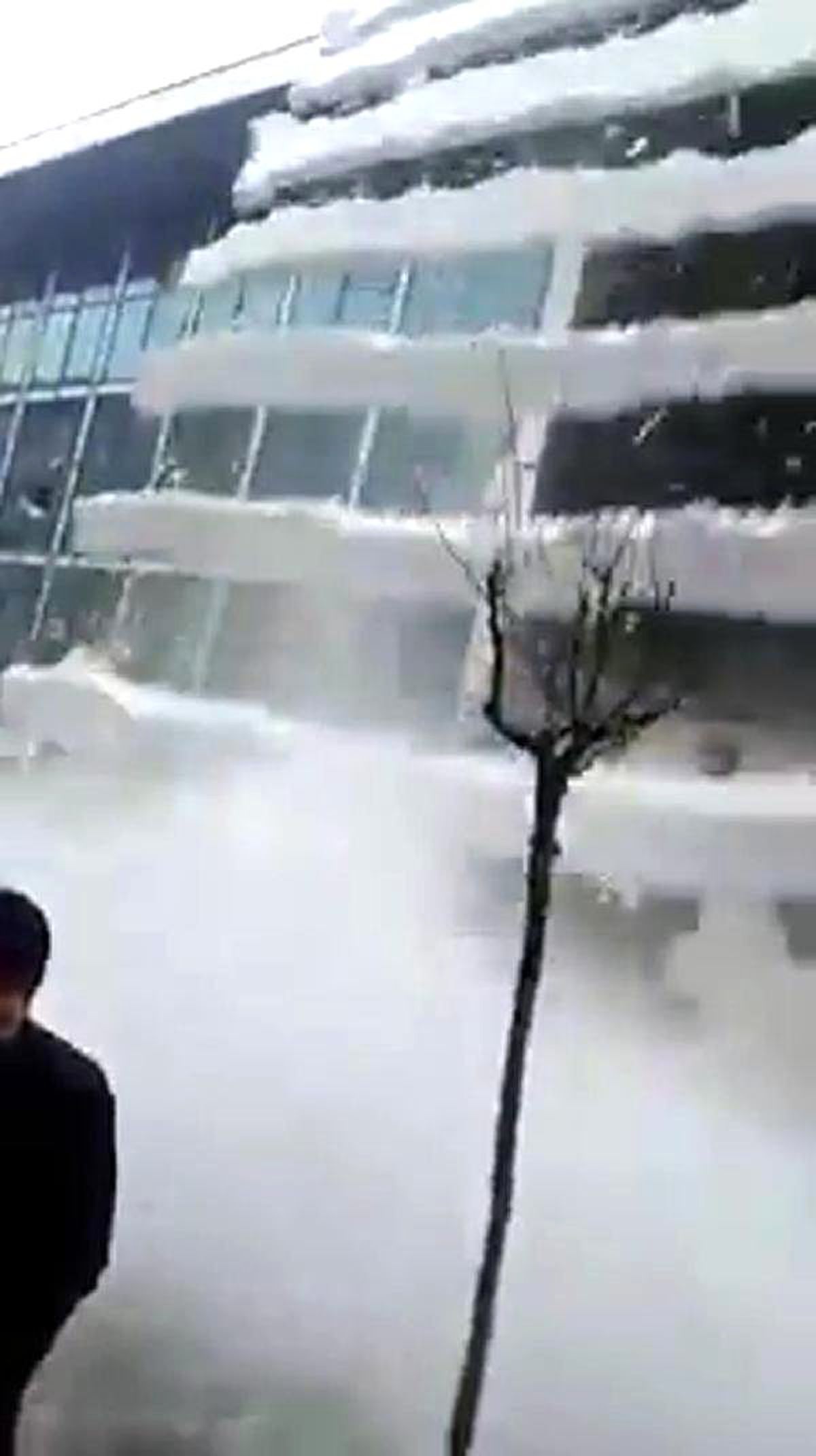Erzurum\'da Çatıdan Düşen Kar Kütlesi 2 Aracı Kullanılamaz Hale Getirdi