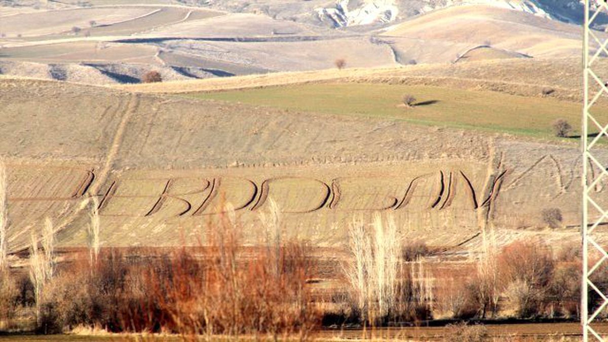 Cumhurbaşkanı Erdoğan Sevgisini, Tarlasına Yansıttı