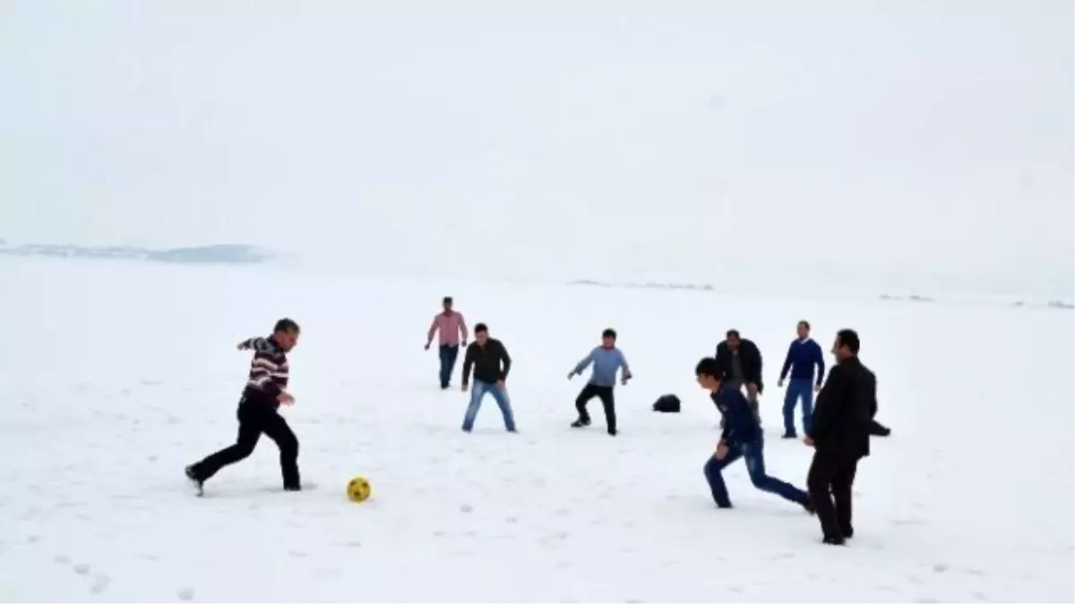 Donan Göl Üstünde Tehlikeli Eğlence