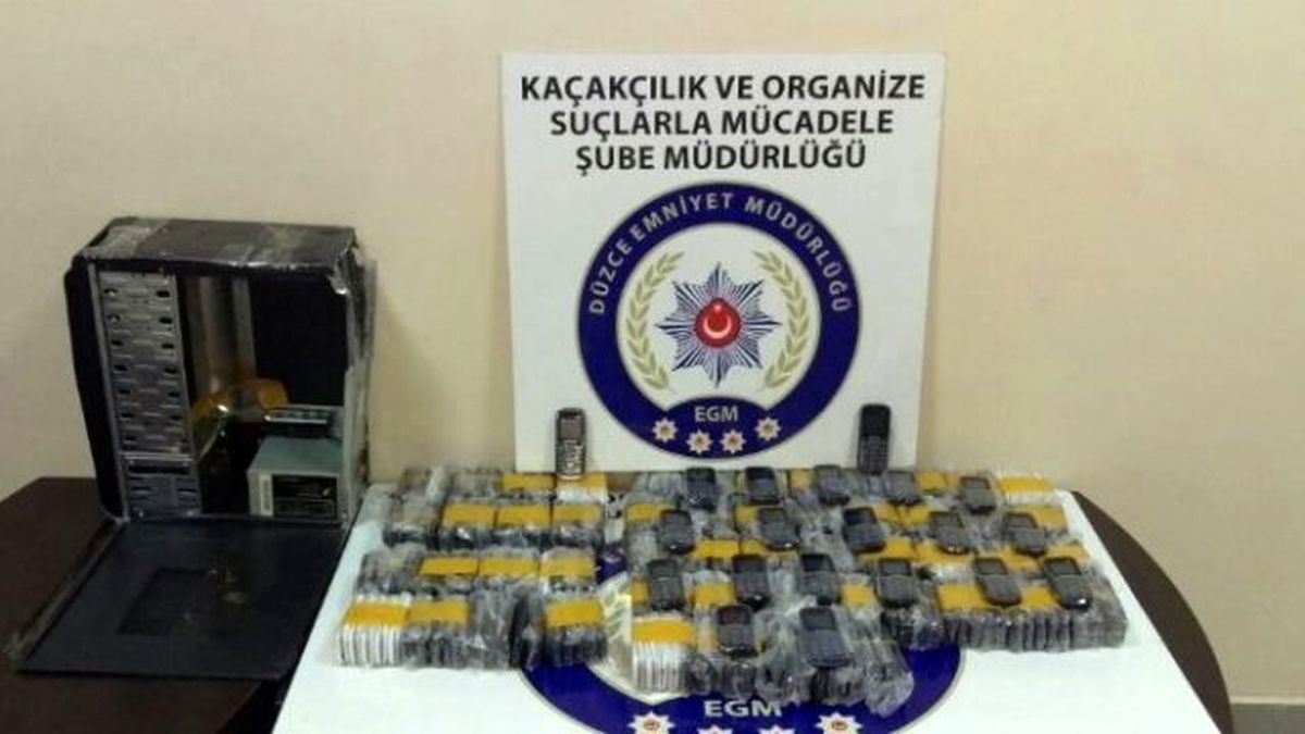 Düzce\'de Kaçak Sigara ve Cep Telefonu Operasyonu