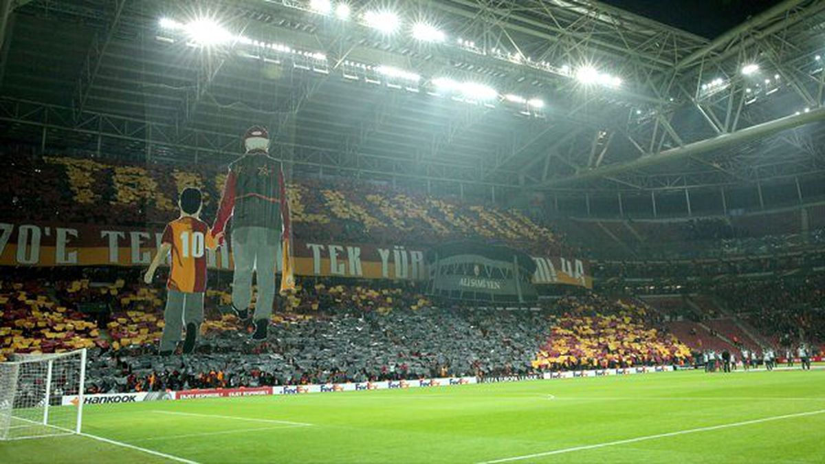 Galatasaray Taraftarı, İlk Kez Mustafa Denizli'yi İstifaya Davet Etti