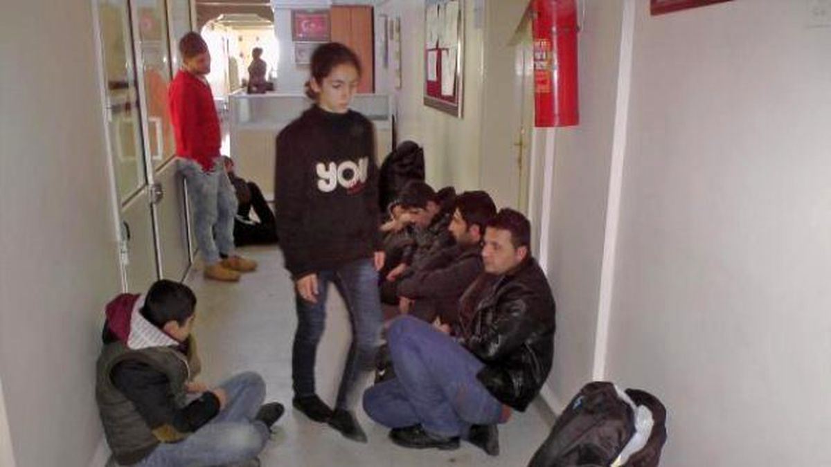 İki Minibüste 40 Suriyeli Kaçak Yakalandı, 2 Sürücü Tutuklandı