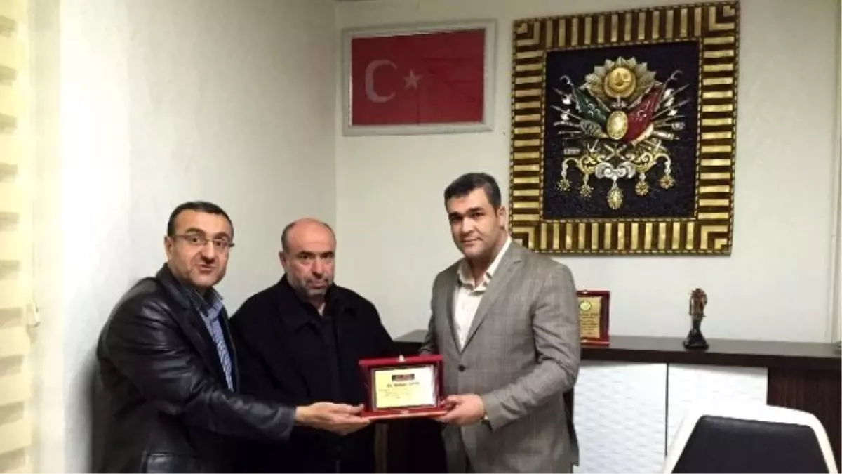 İyider ve Hicret Vakfından Hayırseverlere Plaket