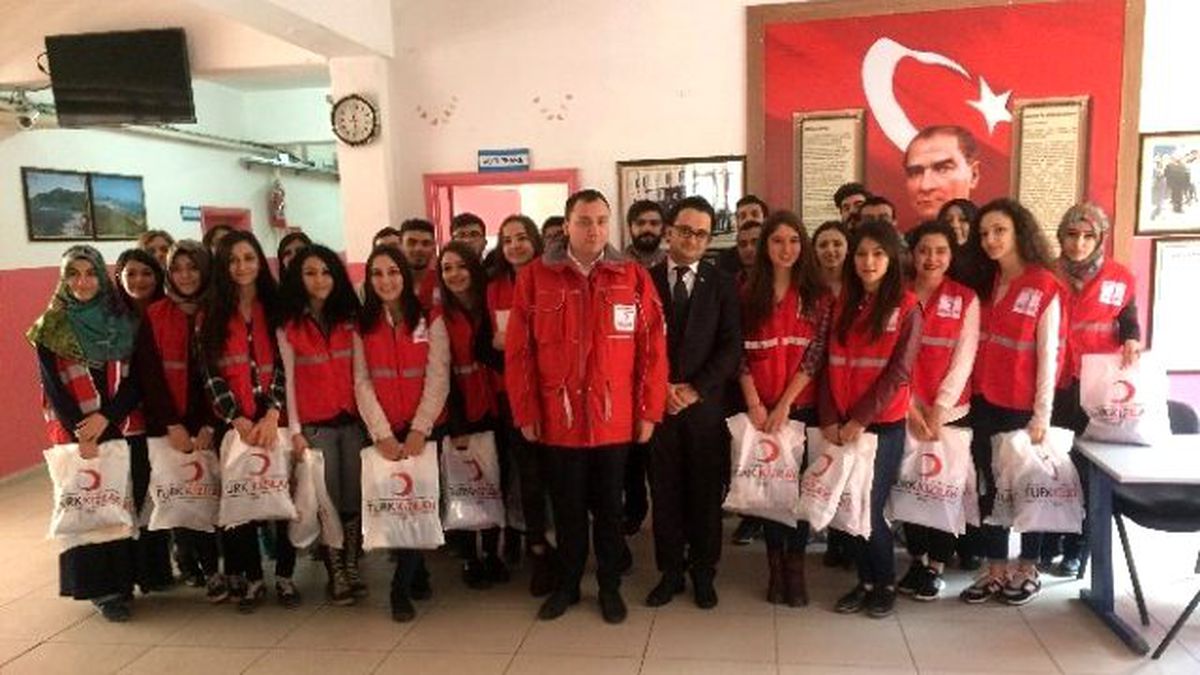 Kızılay\'dan Öğrencilere Kıyafet Yardımı