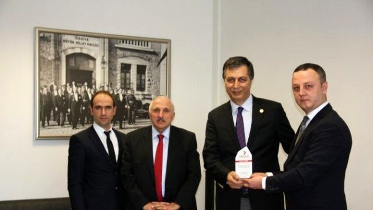 Kızılay\'dan Topuz ve Yıkılmaz\'a Plaket