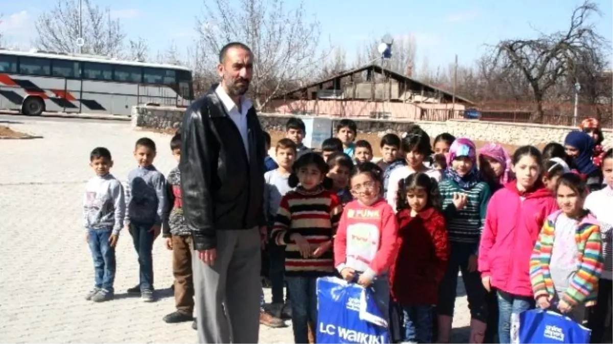 Malatya Şam Derneğinden Süriyeli Öğrencilere Kıyafet Yardımı