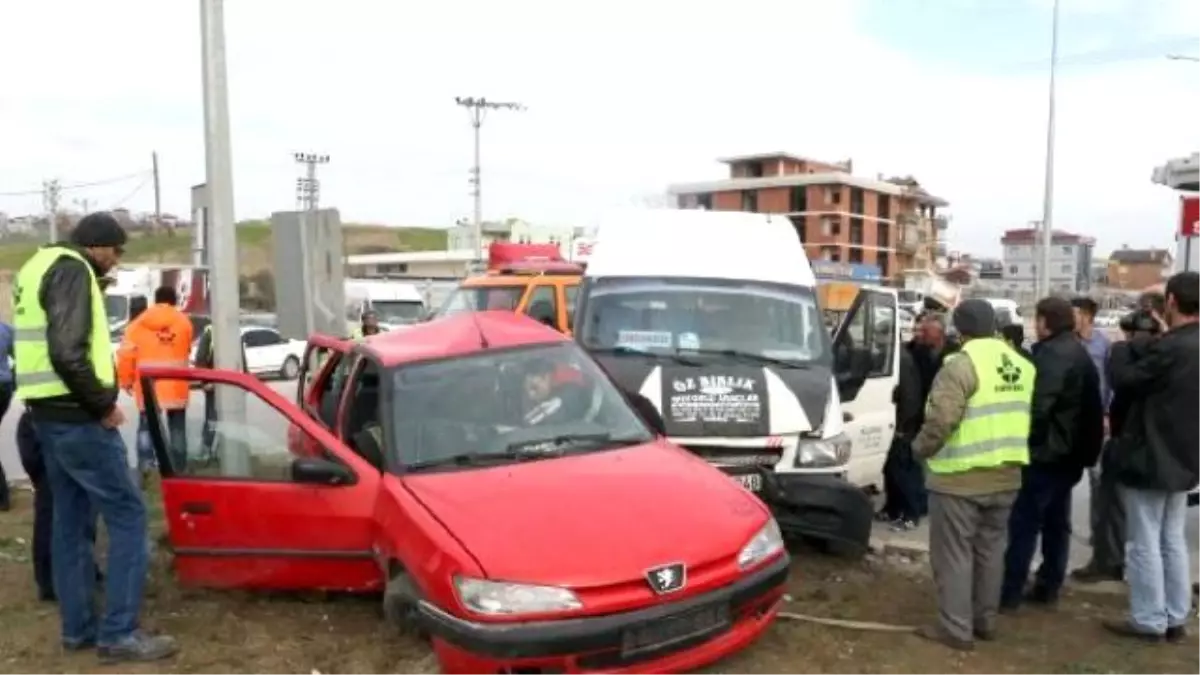 Otomobil ile Yolcu Minibüsü Çarpıştı: 7 Yaralı