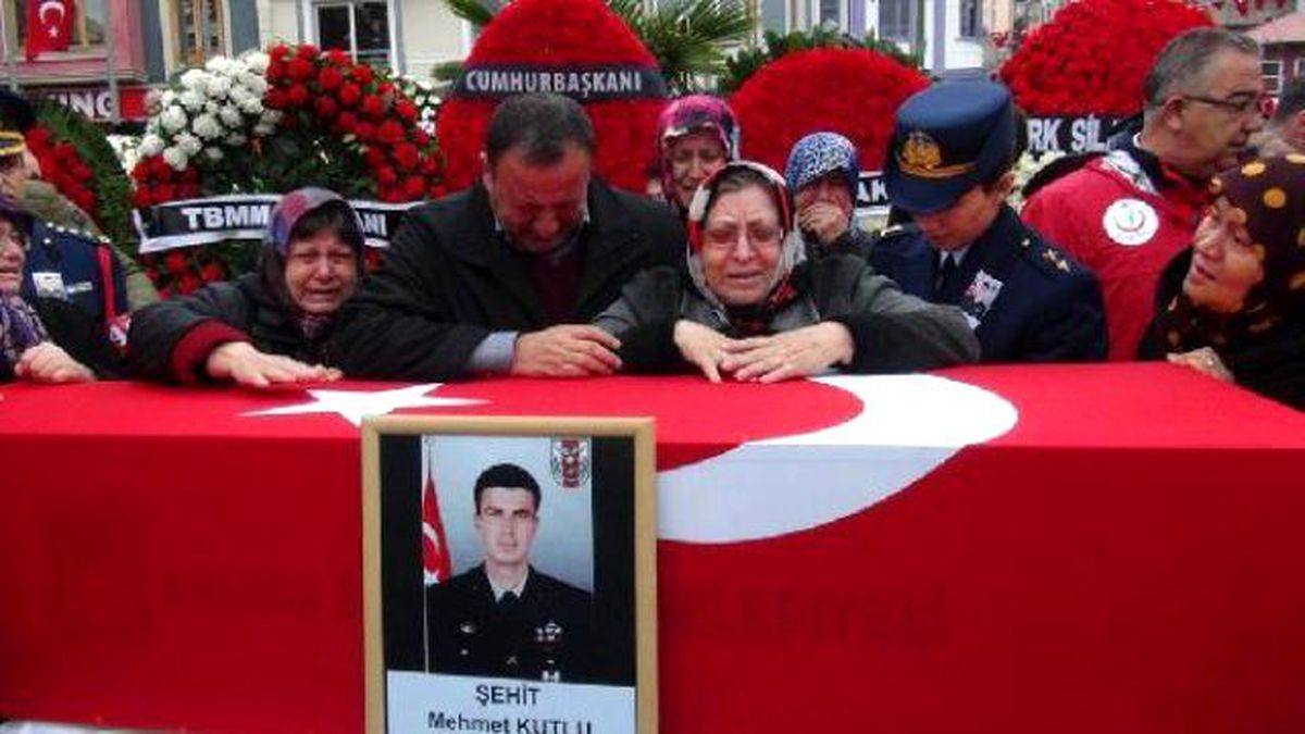 Şehit Astsubay Kutlu Bandırma\'da 20 Bin Kişi Son Yolculuğuna Uğurladı