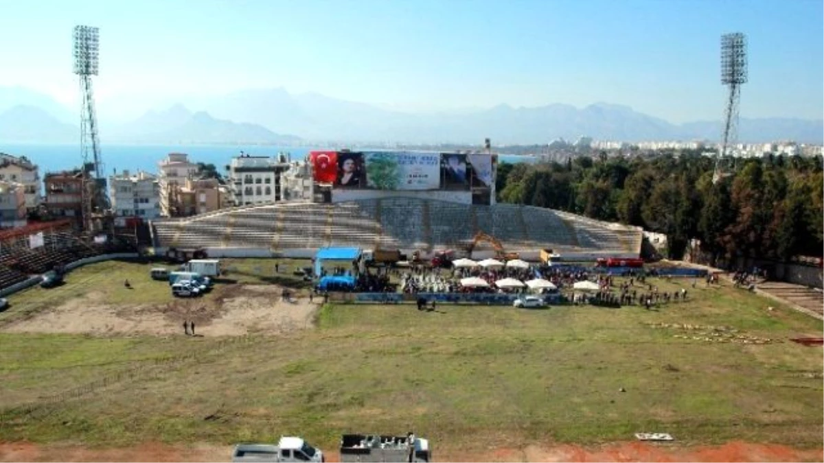 Antalya\'nın Yarım Asırlık "Atatürk Stadı" Yıkılıyor