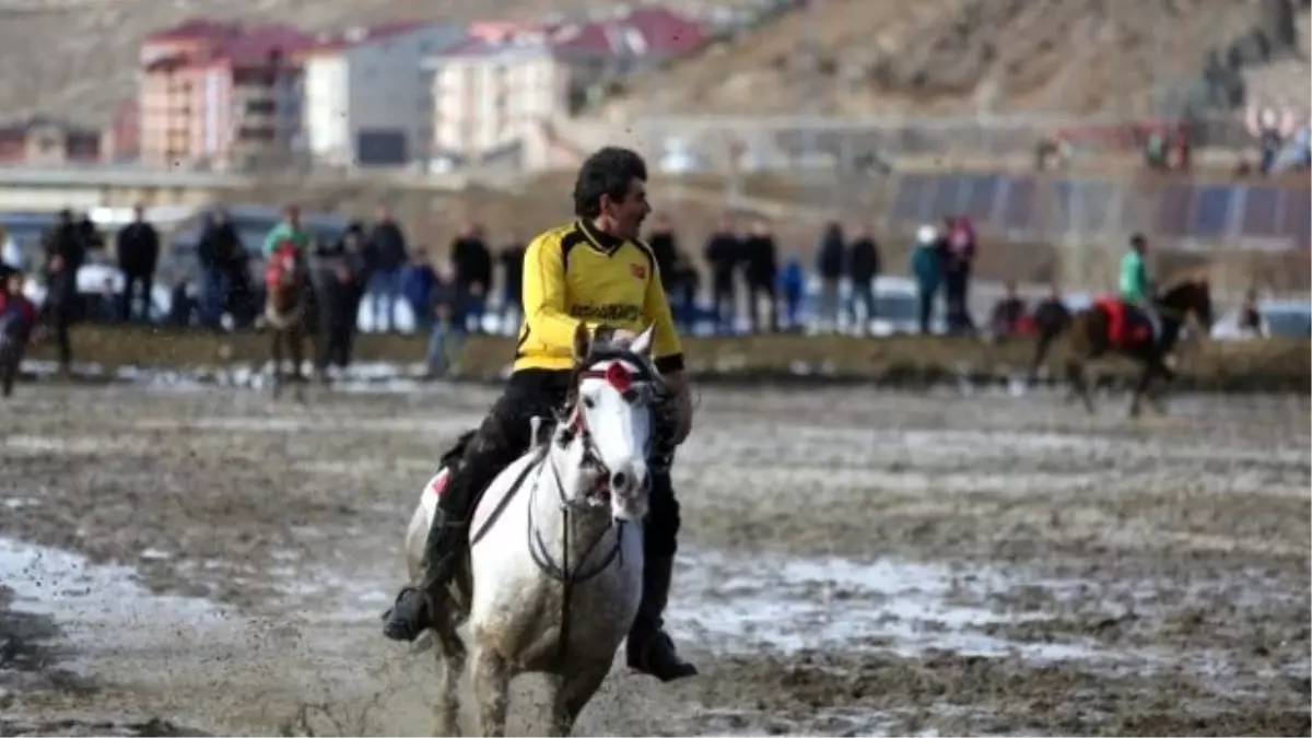 Atların Çamurla İmtihanı