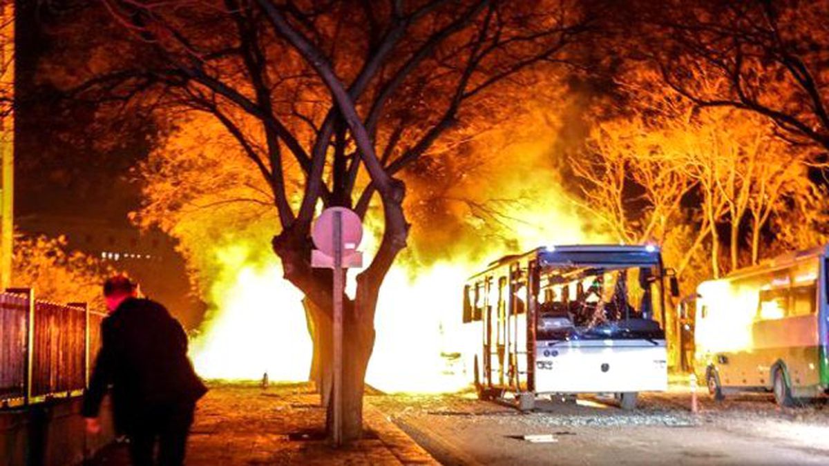 Başbakan Davutoğlu: Ankara Saldırısında Bir El ve Parmak Bulundu