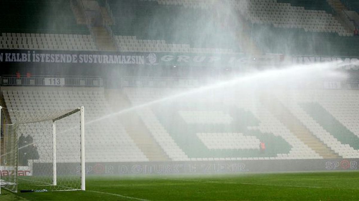 Bursaspor - Fenerbahçe Maçının Devre Arasında Saha Sulanınca Kriz Çıktı