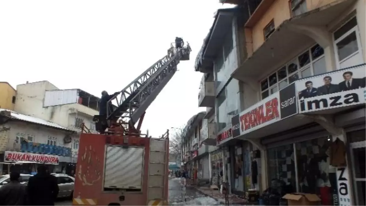 Çatılardan Sarkan Buzlar Temizleniyor