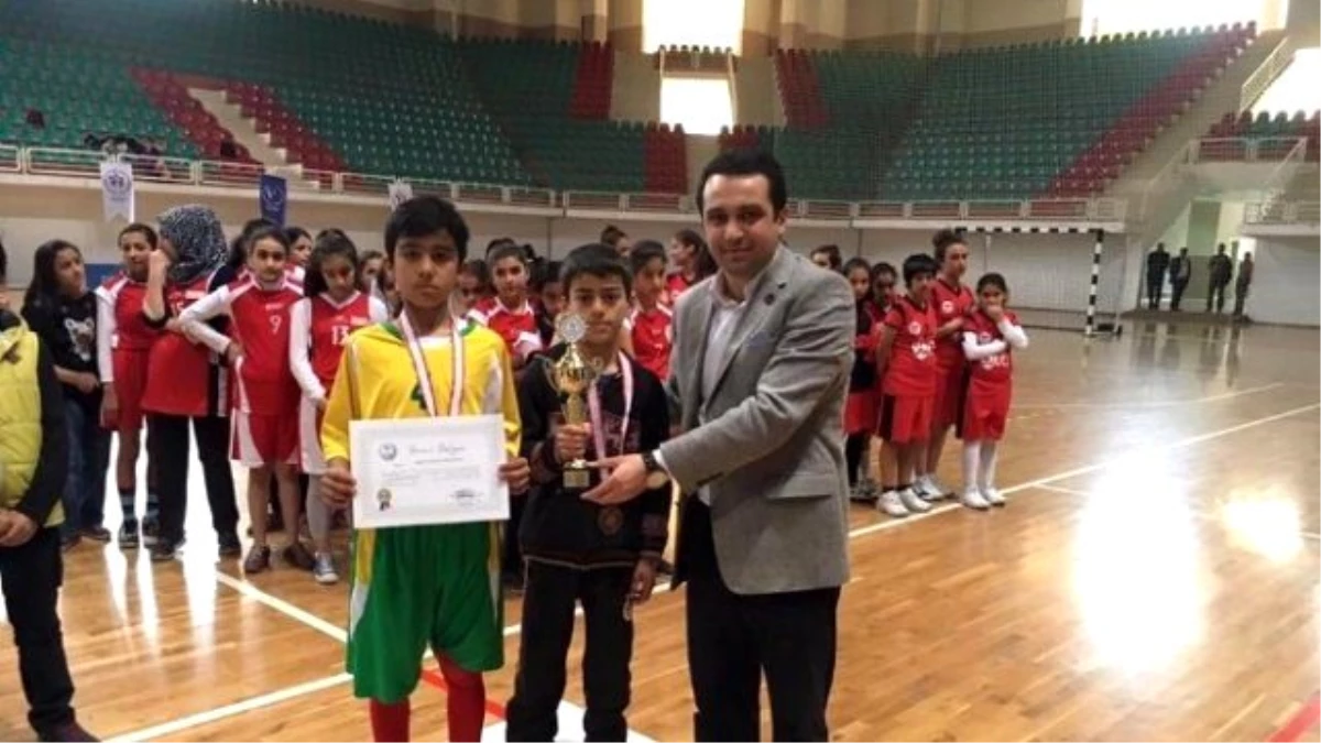 Diyarbakır\'da Okullararası Küçükler Hentbol Müsabakaları Tamamlandı