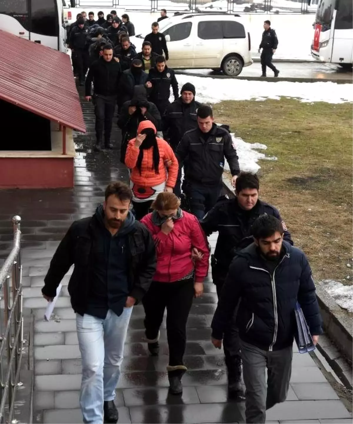 Fuhuş Operasyonunda Gözaltına Alınanlar Adliyede