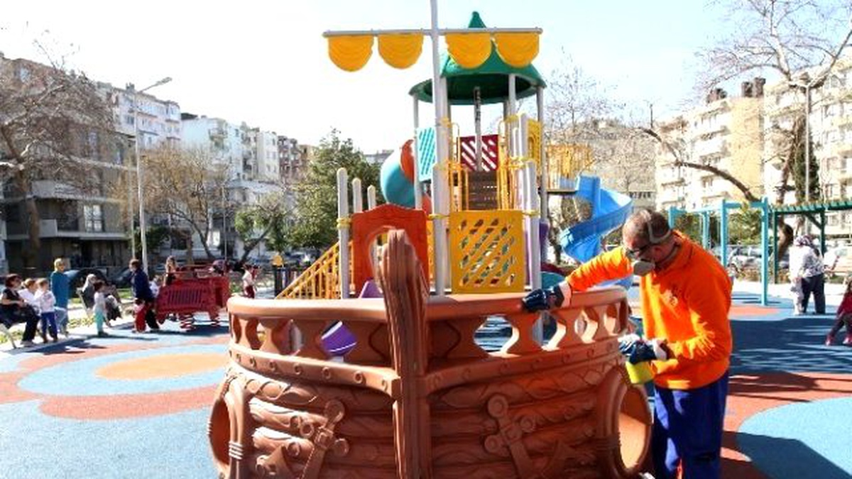 Konak\'taki Parklarda Temizlik Seferberliği