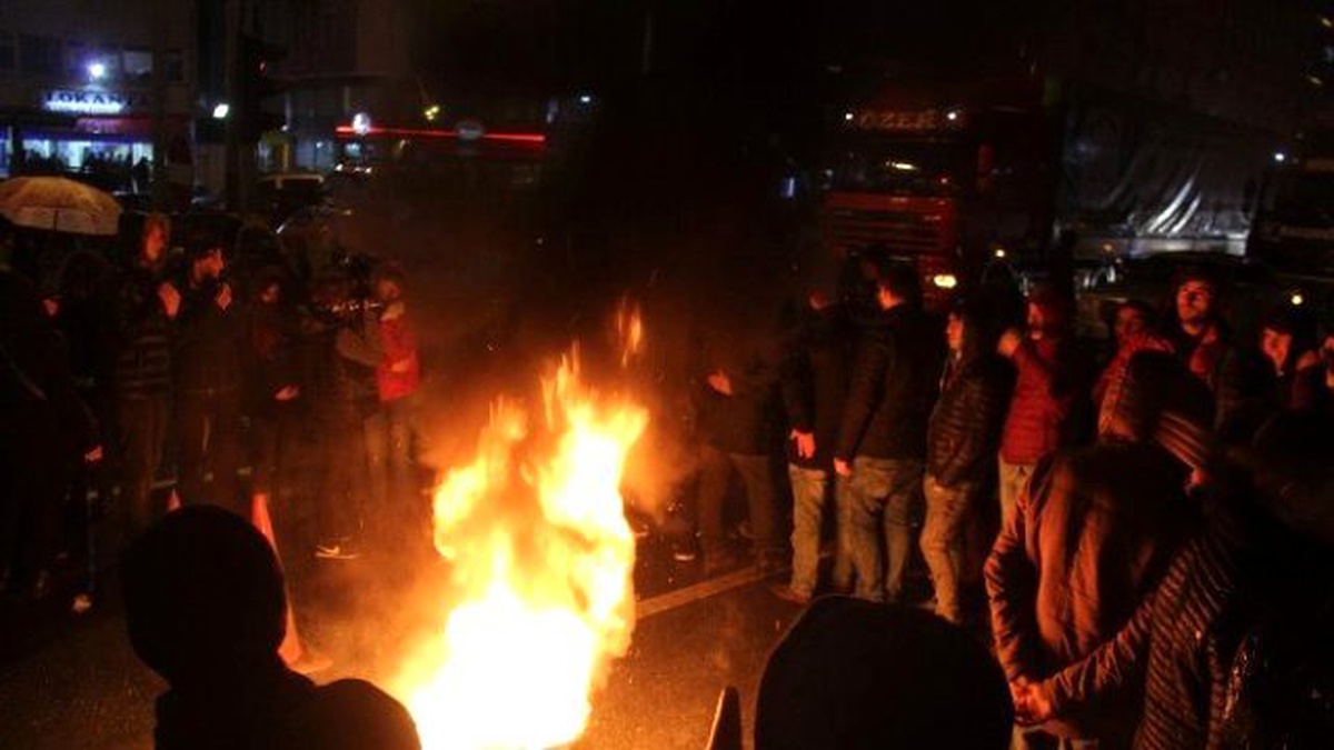 Maden Karşıtları Lastik Yakıp Yolu Ulaşıma Kapattılar