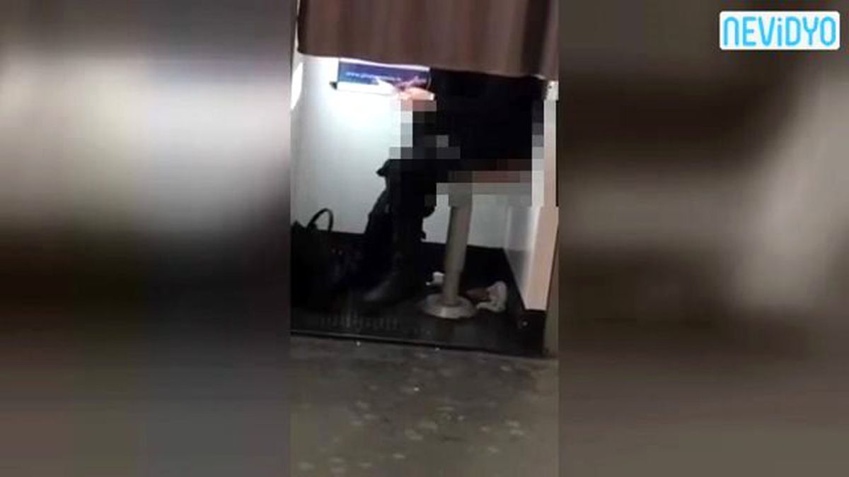 Metronun Ortasında Pantolonunu İndirip... (+18)