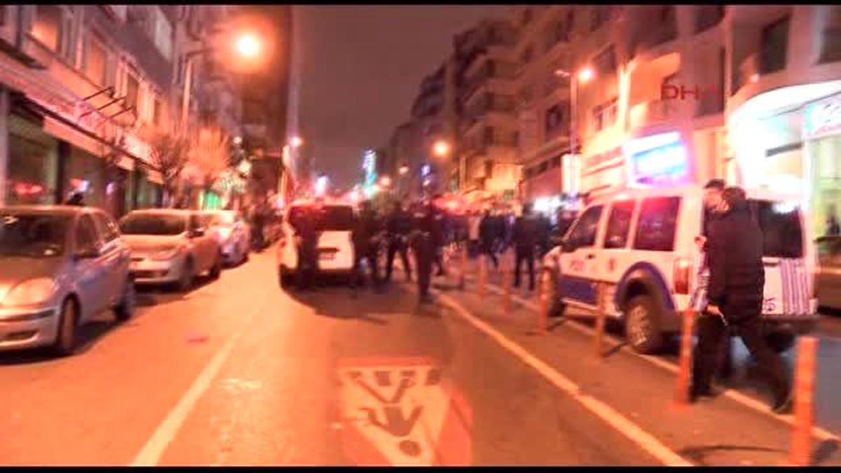 MHP'liler Parti Binası Önünde Birbirine Girdi