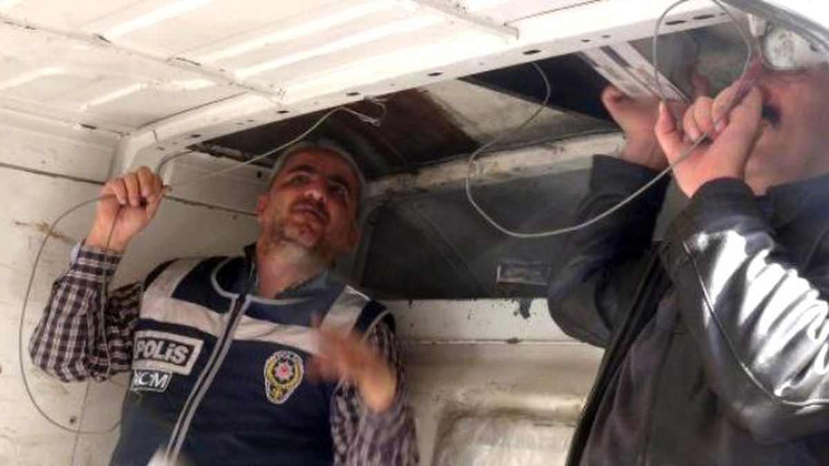 Minibüsteki Kaçak Sigara Zulası Polisi Bile Şaşırttı