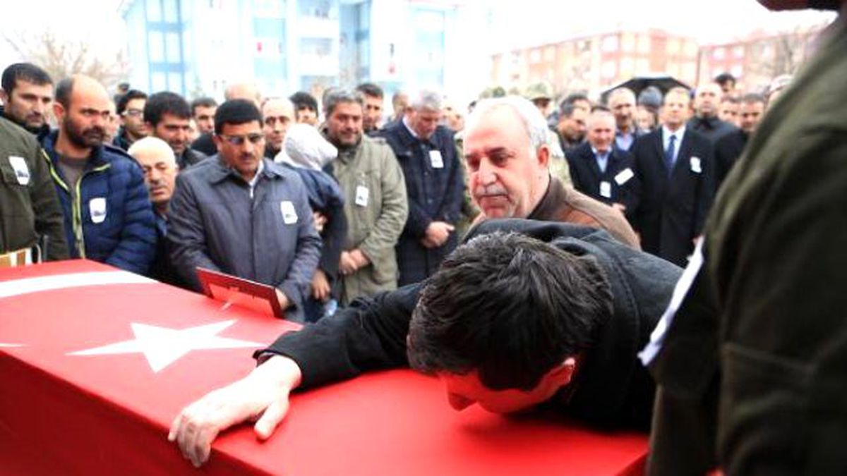 Van Şehidine Ağladı